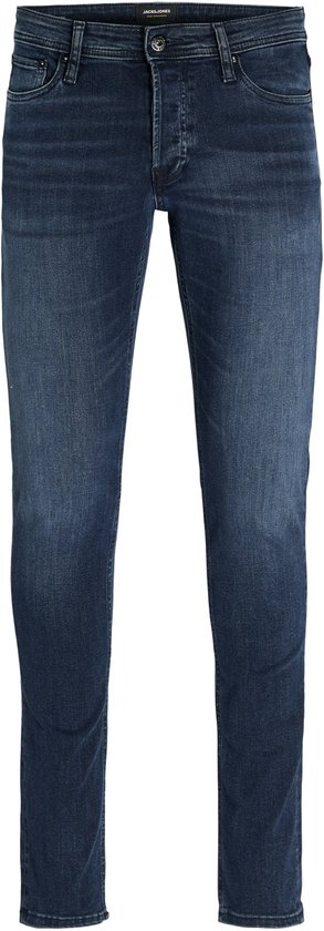 Voorkant van een man in een donkerblauwe jeans met knoopsluiting.