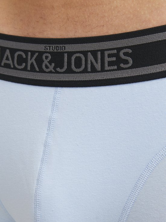 Detail van de lichtblauwe boxershort met 'JACK & JONES' tailleband.