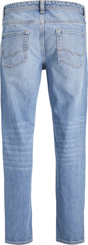 Lichtblauwe jeans met achterzakken, deels van de tailleband zichtbaar. Label 'JACK & JONES'.