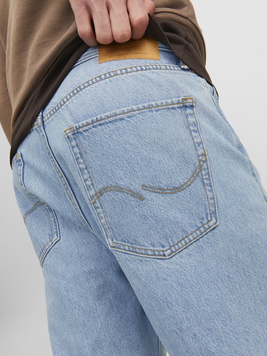 Achteraanzicht van een lichtblauwe jeans met gestikte details op de achterzakken.