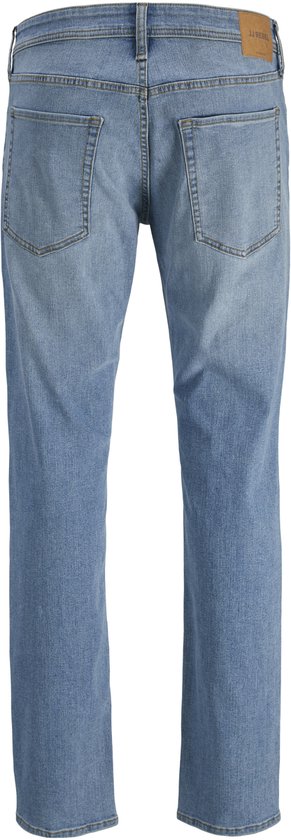 Achterkant van een lichtblauwe jeans met bruin merklabel 'JJ Rebel'.