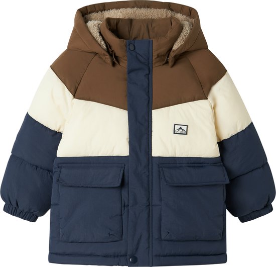 Gewatteerde jas met kleurblokken in bruin, crème en donkerblauw, voorzien van een capuchon en 'Adventure' borstbadge.