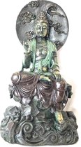 Gedetailleerde Kwan Yin zittend met mooie kleurstelling. Kwan Yin ook wel Quan Yin Guanyin of Kannon boeddha beeld fraai gekleurd 41 cm