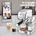 Zilverkleurige COOK espressomachine met verstelbare hoogte, die espresso, cappuccino en latte maakt.