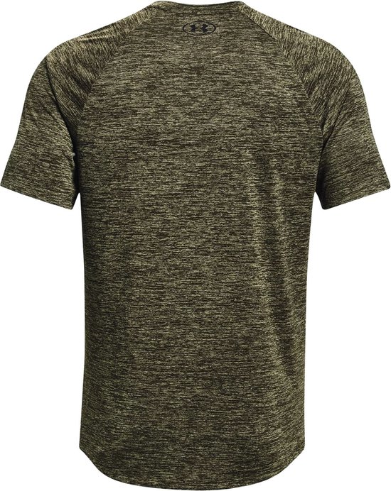 Achterkant van een olijfgroen gemêleerd sportshirt van Under Armour met kraag en korte mouwen.