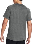 Achterkant van grijs sportshirt met fijne zwarte horizontale strepen en zwart Under Armour logo op de nek.