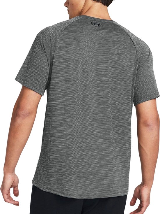 Achterkant van grijs sportshirt met fijne zwarte horizontale strepen en zwart Under Armour logo op de nek.