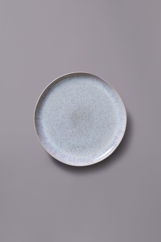 Rond bord uit de Palmer Light Blue Sea collectie met een subtiel gespikkeld patroon en verfijnde bruine rand.
