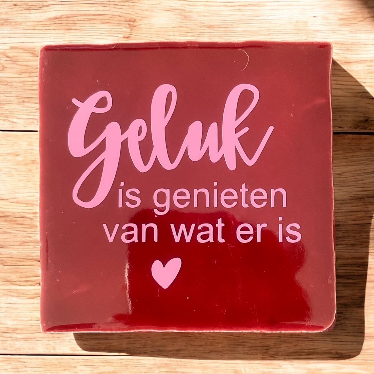 Hip Tegeltje met Tekst-Geluk is genieten van wat er is-Rood-Spreuk-Geschenk-Cadeau-Gift-Kado-Zomaar