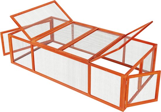 Oranje houten ren met gaas, met openstaande deuren en dakpanelen, gefotografeerd op witte achtergrond.