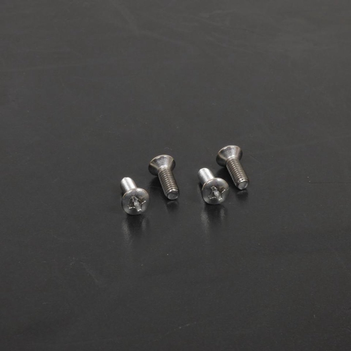 set van 4 roestvrijstalen cilinderdekselschroeven m4 spoed 0,7 x 12mm voor motor scooter