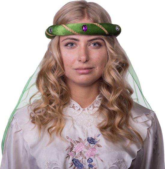 Model draagt een groene fluwelen tiara met paarse edelstenen, gouden details en een groene organza sluier.