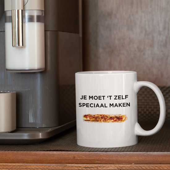 Witte mok met tekst "JE MOET 'T ZELF SPECIAAL MAKEN" en afbeelding van een frikandel speciaal.