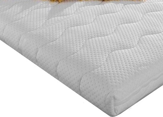 Sur-matelas blanc en mousse froide avec surpiqûres ondulées et surface perforée.