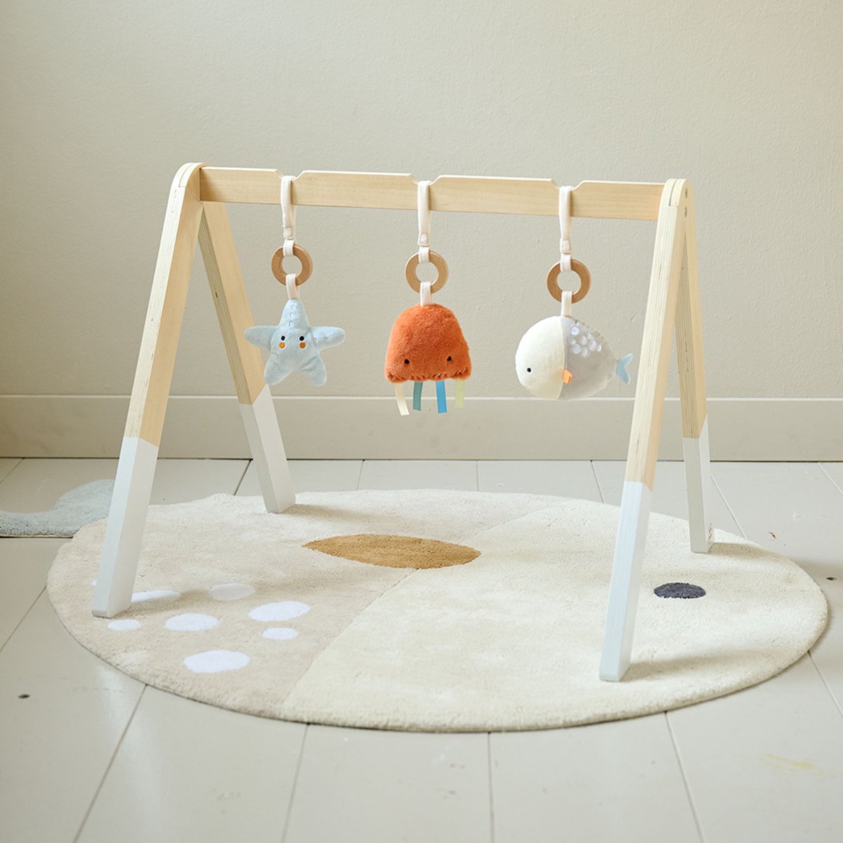 Bol.com Petite Amélie Babygym Hout - Magische Zee - Montessori Baby Speelgoed - Incl. 3 Zeedieren met Natuurlijke Geluiden - Nat... aanbieding