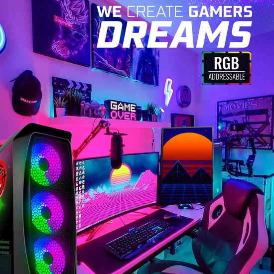 Een gaming-pc met RGB-verlichting staat naast een monitor in een kamer met neonlichten, posters en een gamestoel.