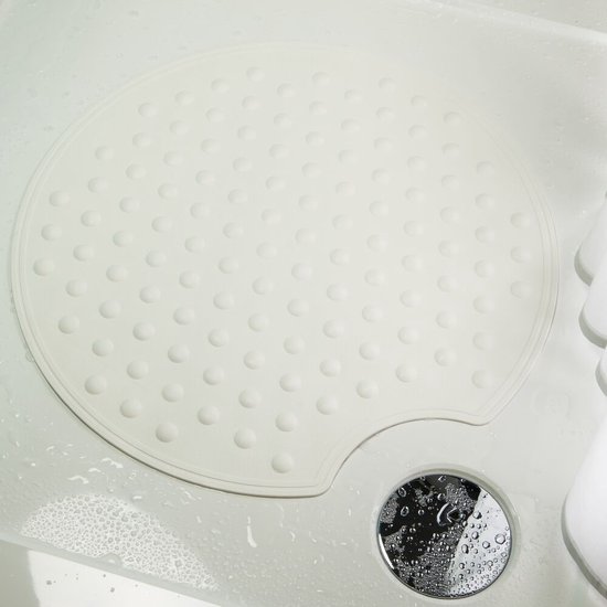 Witte ronde antislipmat met noppen, geplaatst in een douchebak met water.