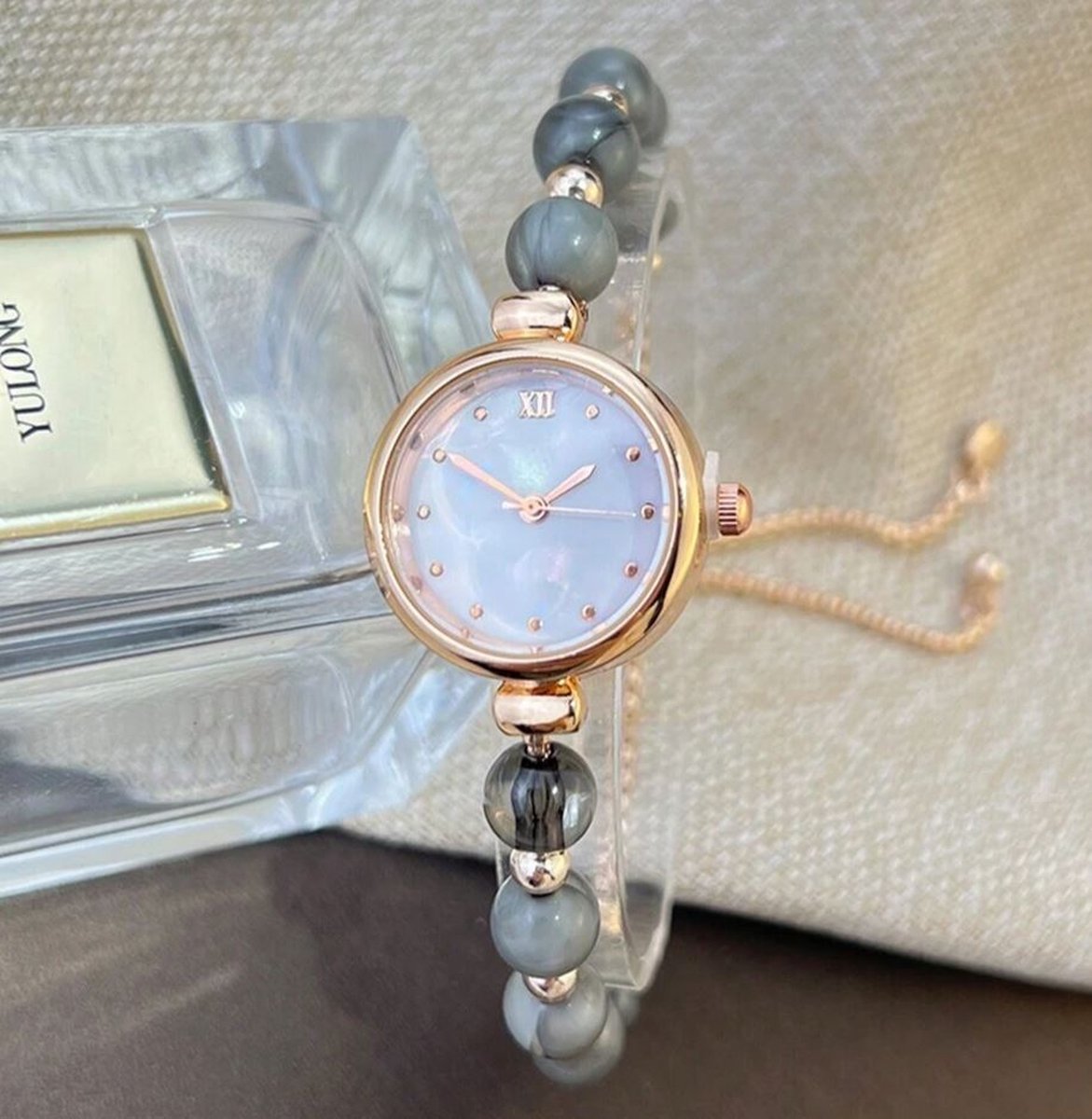 Horloge met olijfgroene kralen en trekkoord