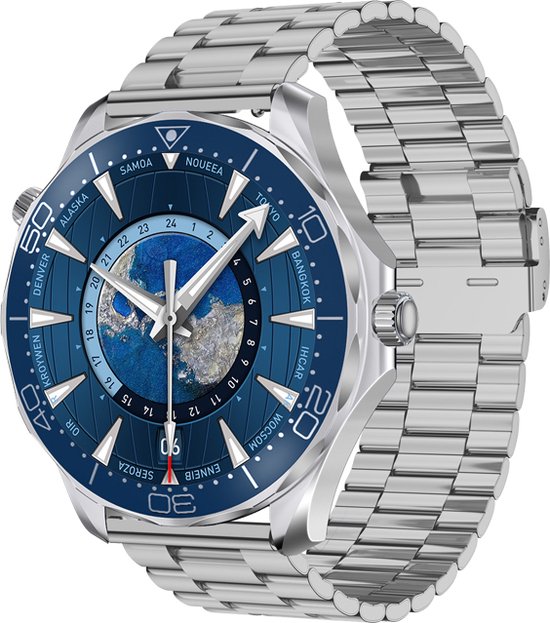 Zilveren smartwatch met blauwe wijzerplaat en wereldkaart-detail, met een metalen band.