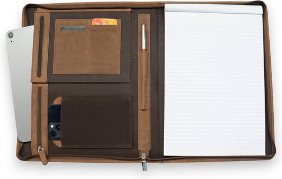 Bruine leren schrijfmap met vakken voor tablet, telefoon, pasjes en pen, met notitieblok.