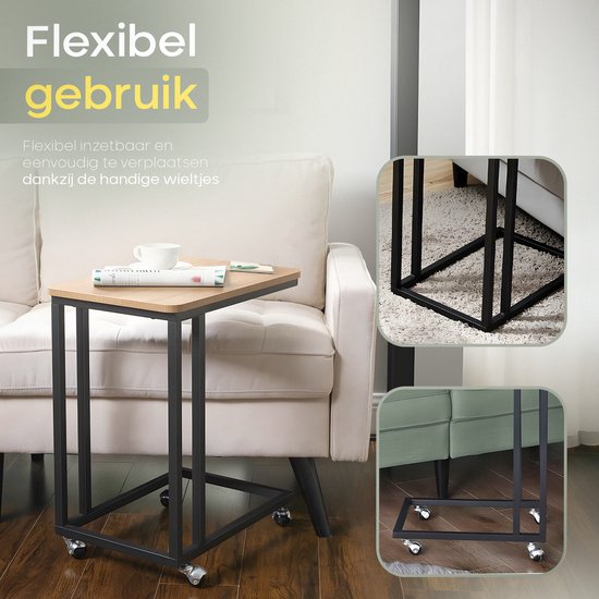 Flexibel bijzettafeltje met houtnerf blad en zwart metalen frame met wielen, naast een bank.