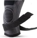Grijze kniebrace met zwarte verstevigingen en klittenbandstrap.