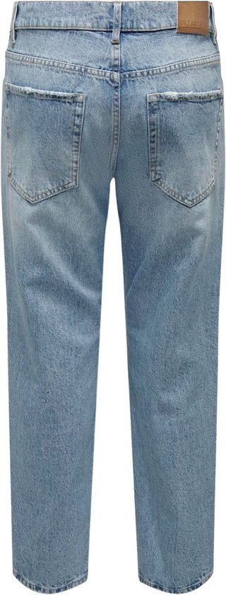 Achterkant van een lichtblauwe jeans met een leren label met 'ONLY & SONS'.