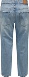 Achterkant van een lichtblauwe jeans met een leren label met 'ONLY & SONS'.
