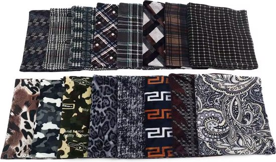 Twaalf opgevouwen sjaals met diverse patronen: ruitjes, camouflage, dierenprint en paisley.