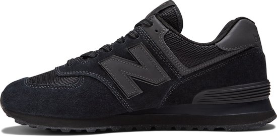 Zij-aanzicht van een zwarte New Balance 574 sneaker met suède en mesh.