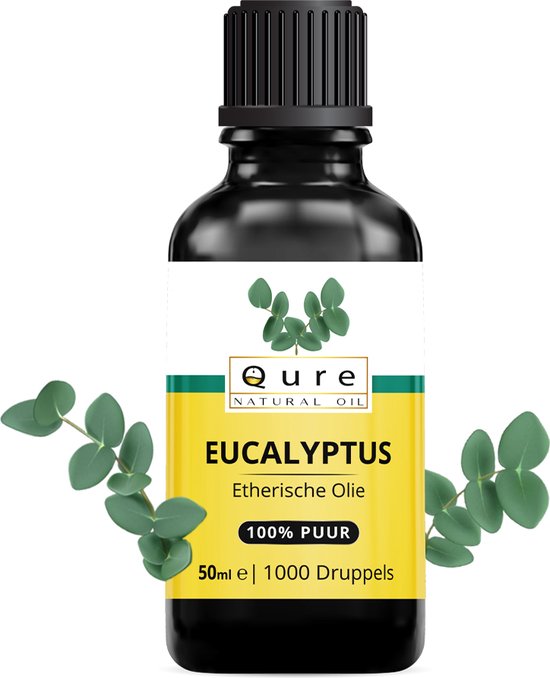 Zwarte fles met eucalyptusolie, gele band met tekst 'EUCALYPTUS Etherische Olie 100% PUUR'. Groene eucalyptusblaadjes op de fles en aan de zijkant.