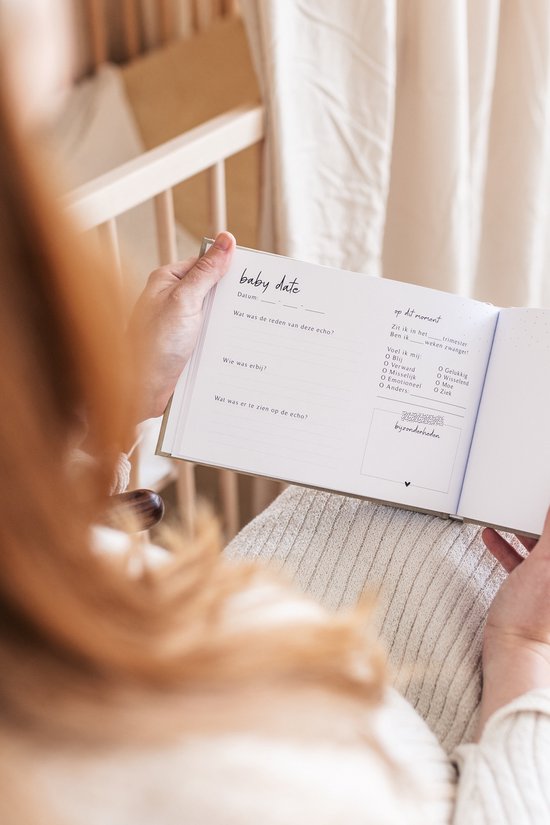 Een vrouw houdt een echoboekje vast met de tekst 'baby date' en vragen over de echo.