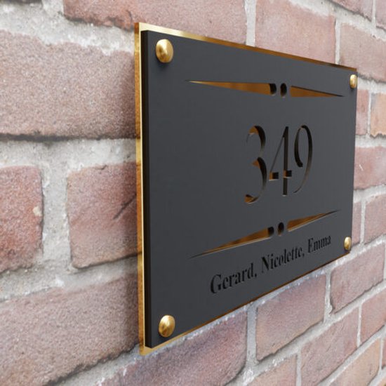 Zwart huisnummerbord met uitgesneden gouden cijfers 349, namen Gerard, Nicolette, Emma.