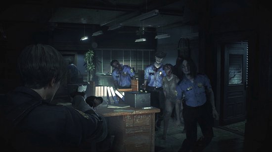 Agent kijkt naar een groep zombies in politie-uniformen die uit een kantoor komen.