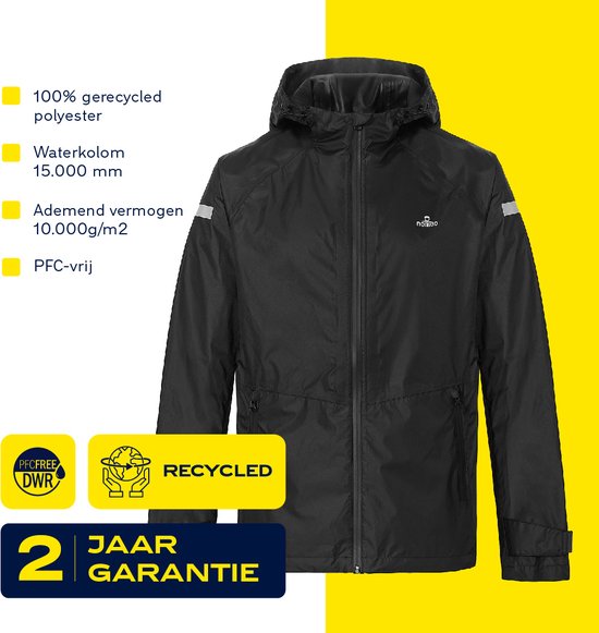 Zwarte regenjas voor heren met capuchon, rits en reflecterende strepen op de mouwen. De jas is gemaakt van 100% gerecycled polyester.