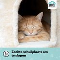 Een oranje kat slaapt in een zacht, beige kattenhuisje met het 'PetVille' logo bovenin.