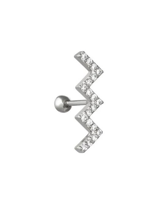 Boucle d'oreille argentée en forme d'éclair, ornée de pierres blanches.