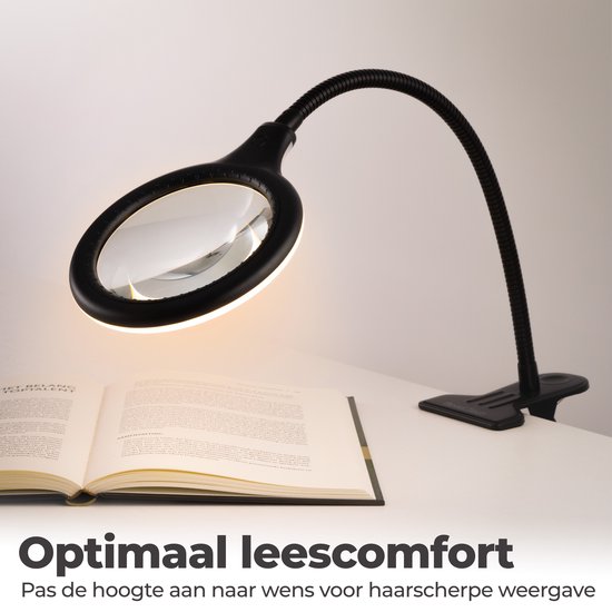 Zwarte loeplamp met flexibele arm verlicht een openstaand boek voor optimaal leescomfort.