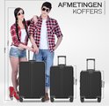 Een man en vrouw staan naast drie zwarte koffers. Afmetingen 185cm, 173cm en 77cm.