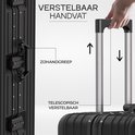 Close-up van de zijkant en telescopische handgreep van een zwarte koffer. Tekst over zijhandgreep en verstelbaar handvat.