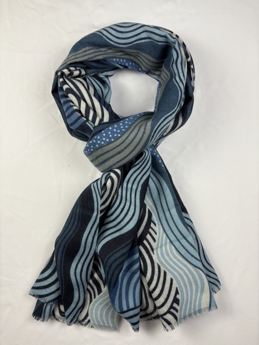 Warme sjaal met vrolijk print van mooi materiaal 80% viscose met 20% wol
