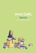 Roald Dahl's Matilda, geïllustreerd door Quentin Blake. Een meisje zit op een houten kist, omringd door stapels boeken.