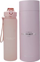 Bouteille en verre Cabau 1 litre - Pink - Durable et élégant - Verre borosilicate - Avec emballage cadeau élégant - Passe au lave-vaisselle - Bouteille d'eau en verre robuste d'une capacité de 1 litre - Avec bec verseur à bascule et paille