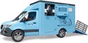 Lichtblauwe Bruder paardenwagen met een paard dat uit de open laadklep kijkt.