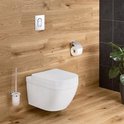 Toilette suspendue moderne avec fond mural en bois et mur carrelé.
