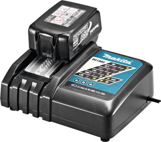 Makita DC18RC lader met geplaatste 18V 3.0Ah accu. Turquoise laadstation met LED-indicatoren.