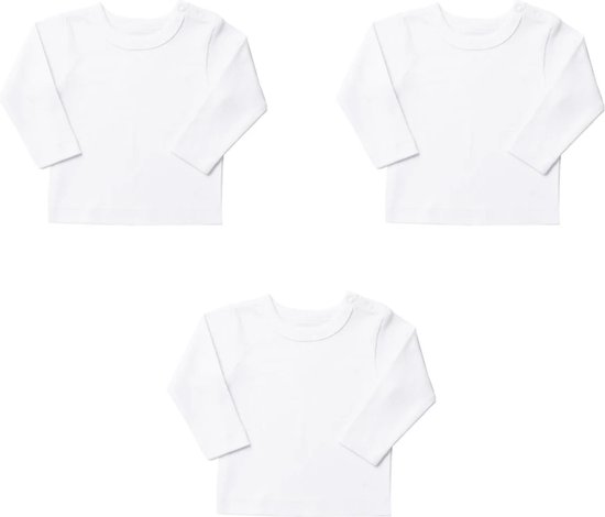 Drie witte baby T-shirts met lange mouwen, elk met drukknoopjes aan de hals.