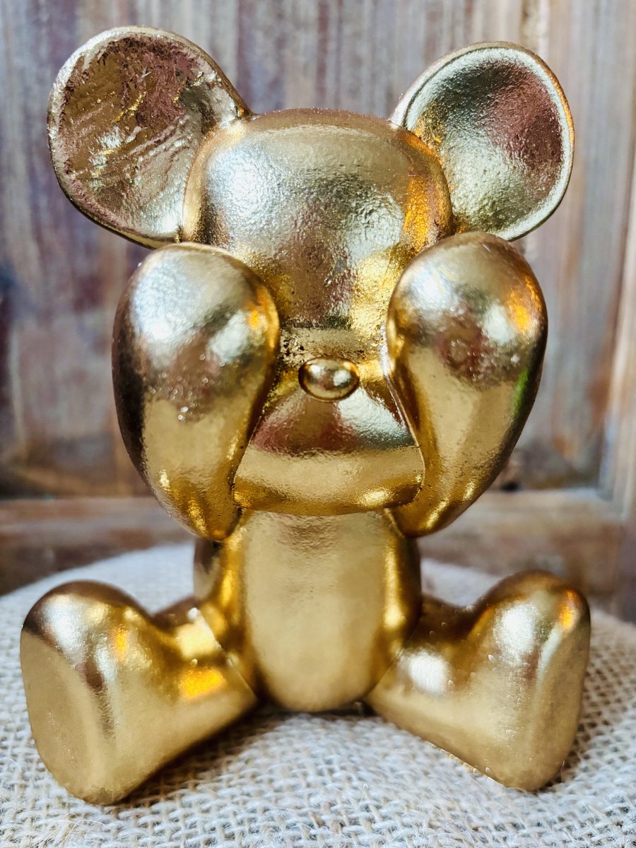 Beeld Beer Goud | Zien | Trendy | Woonaccessoires | Woonaccessoire | Bear | Puber | Woon | Wonen | Woninginrichting | Gadget | Mannen | Vrouwen | Tienerkamer | Tiener | Gaaf | Stoer | Eyecatcher | Trendy | Trending | Accessoire | Woondecoratie