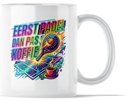 Mok "Eerst Padel dan pas Koffie" - Vibrant Rainbow Design Sportief Padel Lifestyle Cadeau voor Padel Spelers - Kleurrijk Cadeau voor Padel Liefhebber - Beker met Vlammend Racket - Verjaardag of Kampioen - Sport & Vrije Tijd Accessoires