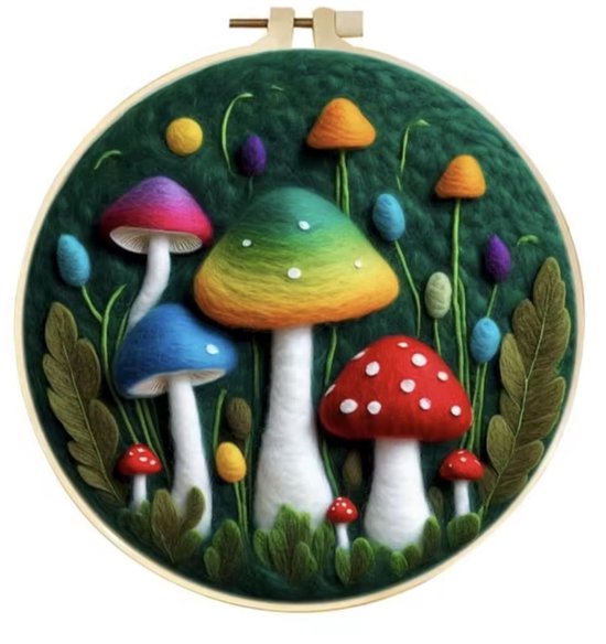 Een geborduurde cirkel met diverse paddestoelen met regenboog-, rode en blauwe kleuren op een groene achtergrond.